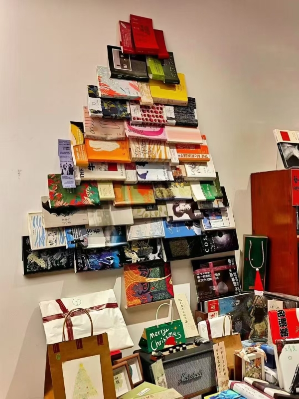李凌志用书籍做成墙上的一棵圣诞树