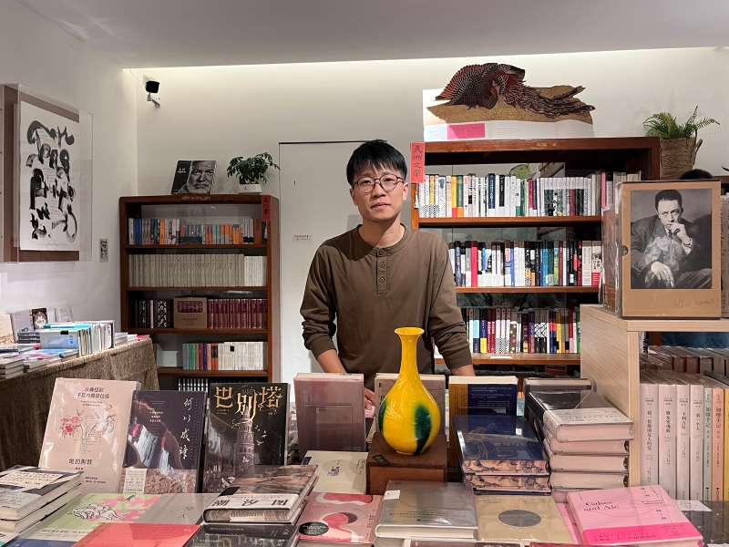 宛照书店在距离刀锋书店不远的滨江路开幕，李凌志以自己的阅读趣味来选择书籍