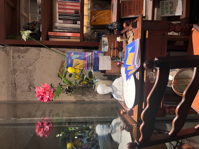 李凌志为自己最喜欢的女作家还原的旧书桌